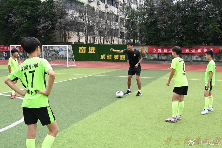 开云体育中心：国家男足亚运队金华校园行 传承足球精神汇聚梦想